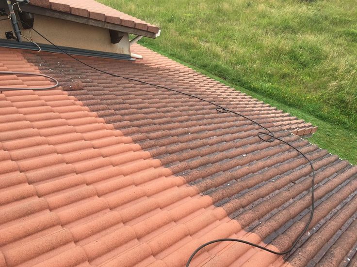 Démoussage et nettoyage d'une toiture en tuiles