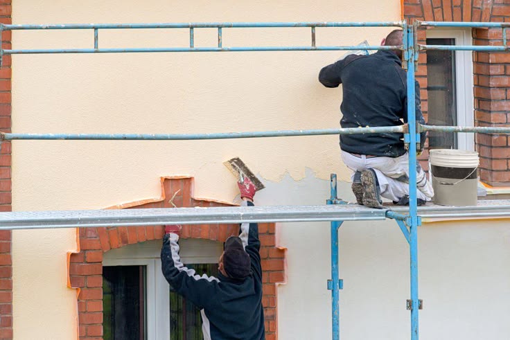 Ravalement de façade : enduit sur échafaudage